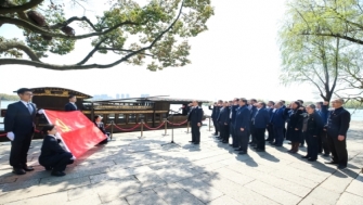 馬林云帶隊(duì)赴南湖瞻仰紅船 開展黨史學(xué)習(xí)教育